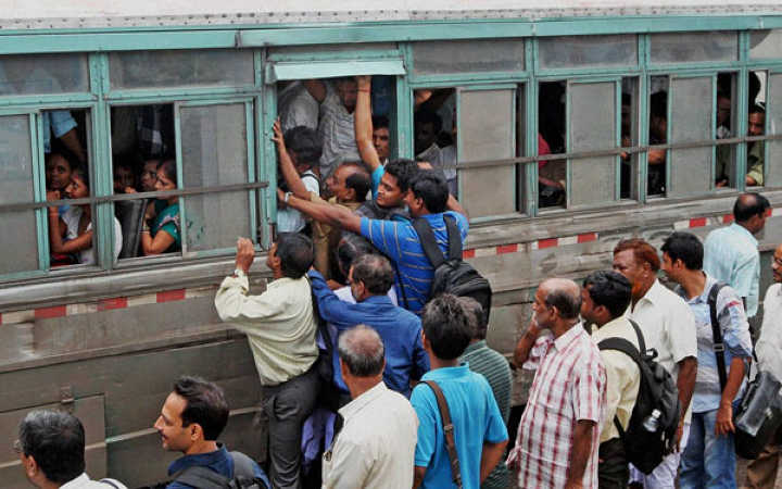 rush to return home crowded bus ignoring covid rules angry crowd