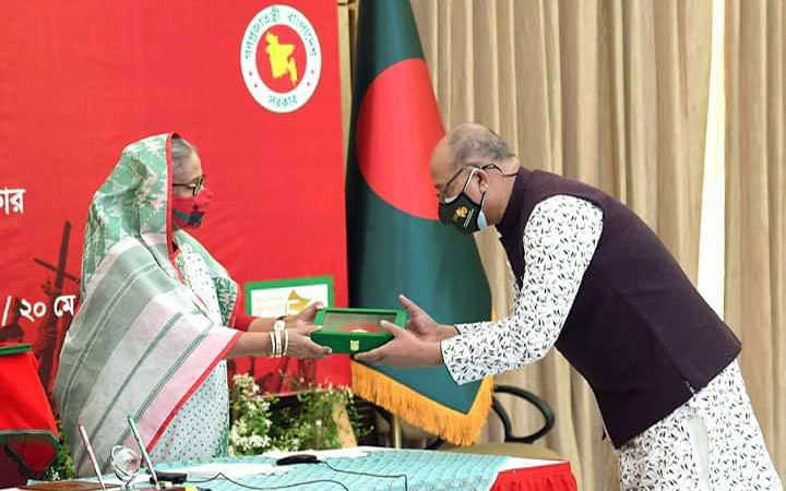 awarding the independence award 2021 to nine renowned personalities and organizations in bangladesh