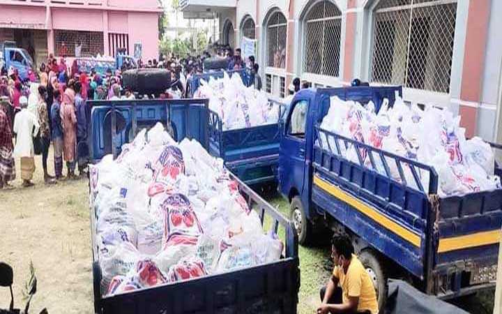 distribution of food and textiles among the poor people at the initiative of dr salim mahmud in kachua