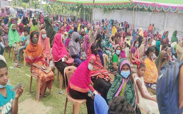 distribution of eid items among the poor people at the initiative of the swechasebak league