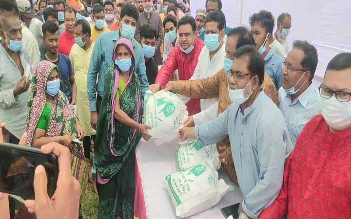 distribution of eid items among the poor people at the initiative of the swechasebak league