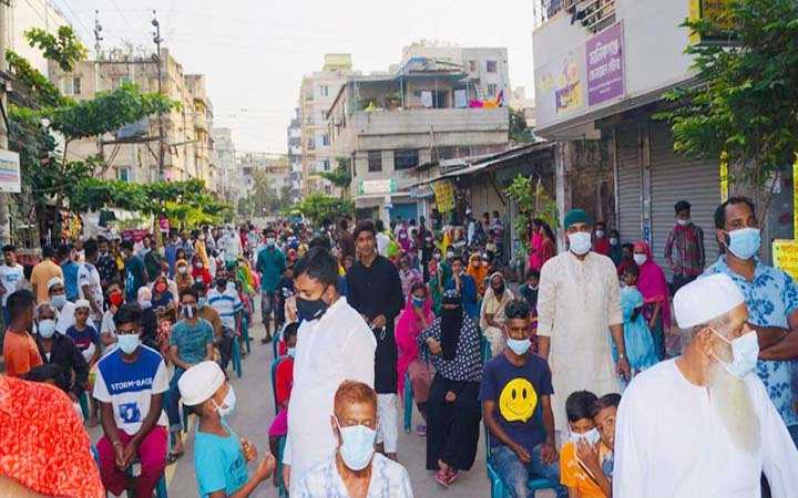 distribution of iftar among the poor people at the initiative of swechasebak league