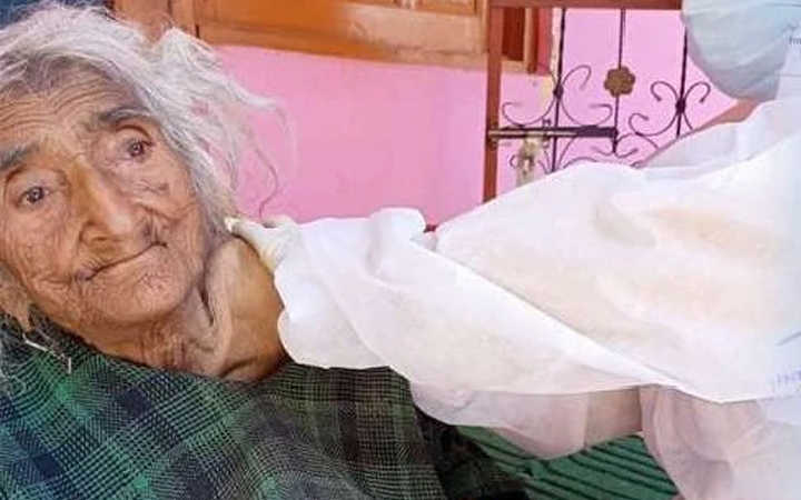 a 124 year old kashmiri woman has set a world record for the corona vaccine