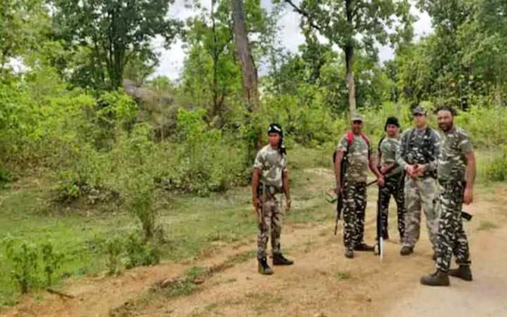 13 maoists killed in an encounter at maharashtra