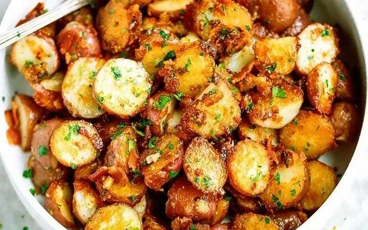 make fun garlic potatoes with potatoes