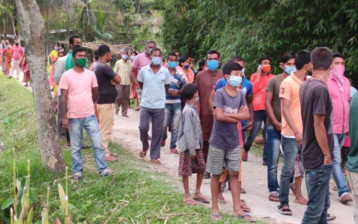 300 400 bengal bjp karyakartas and family members have crossed over to dhubri in assam after confronted with brazen persecution and violence