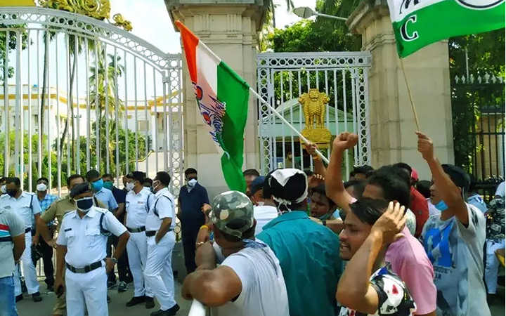 protesting against the arrest of firhad this time the trinamool started protesting in front of the raj bhavan