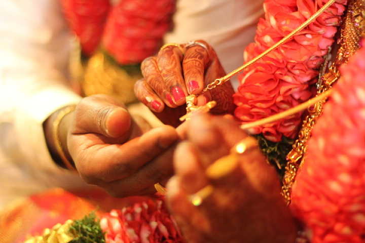 viral video madurai couple gets married on plane to avoid covid restrictions