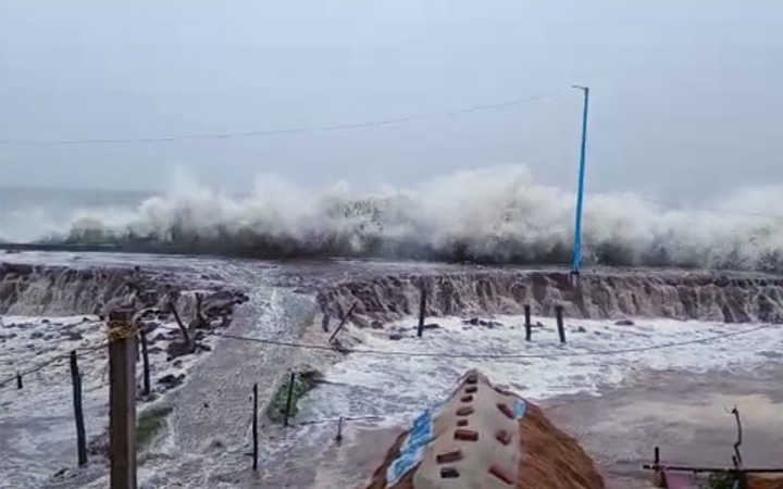 the sea is overflowing in digha the water is flowing into the village by overflowing the embankment