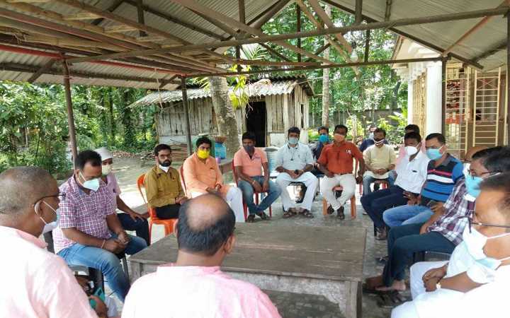 bjp muslim workers who were driven out of home take shelter in rajganj temple