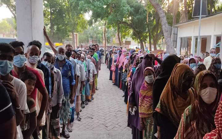 distribution of iftar items on the initiative of awami swechasebak league in dhaka