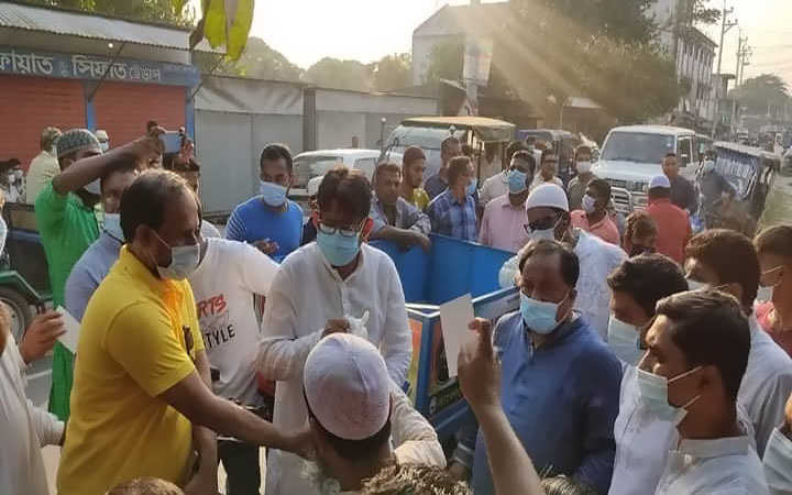 distribution of iftar items on the initiative of awami swechasebak league in dhaka