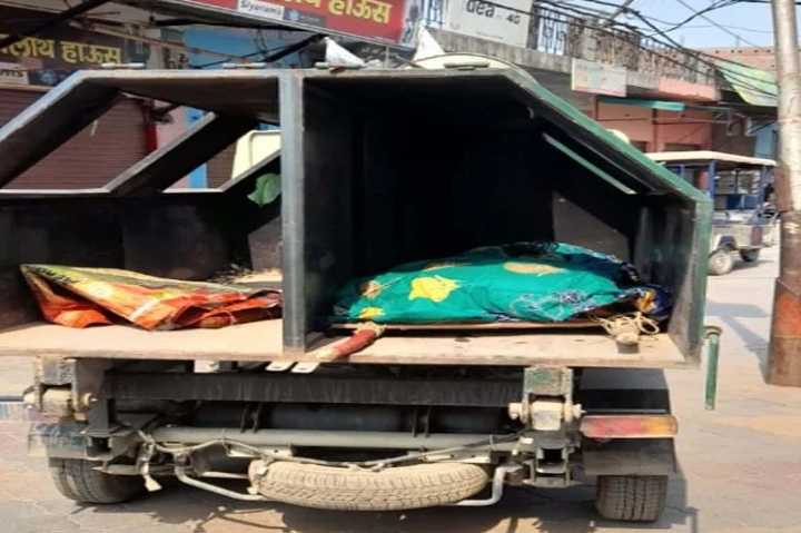 brother in shamli forced to take his sisters dead body to the crematorium in the garbage car