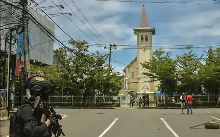 suicide bombers have struck outside a catholic church in indonesian city