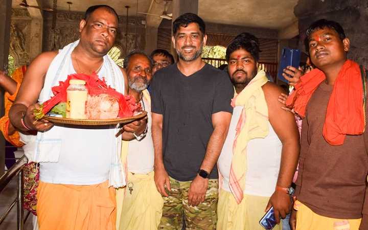 dhoni worshiped at the dewri temple