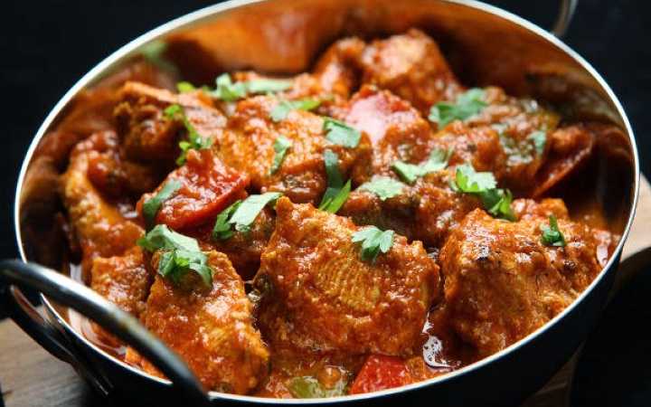 enjoy hyderabadi style chicken curry with hot rice