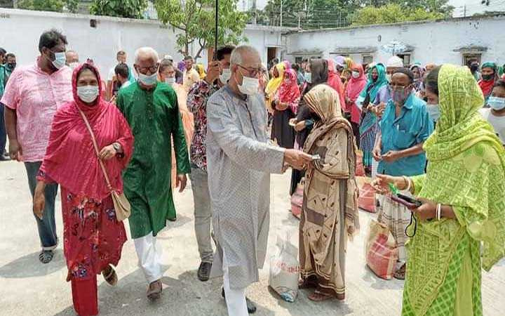 distribution of rice and cash among working people in khulna