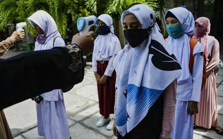 indonesia bans mandatory islamic hijab in schools