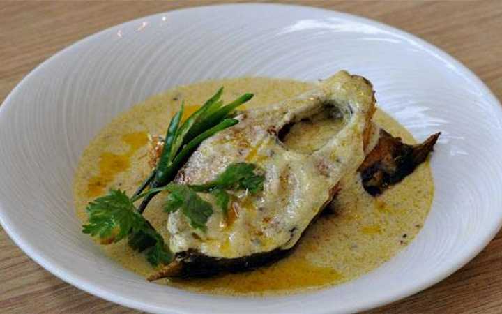 serve with hot rice hilsa korma