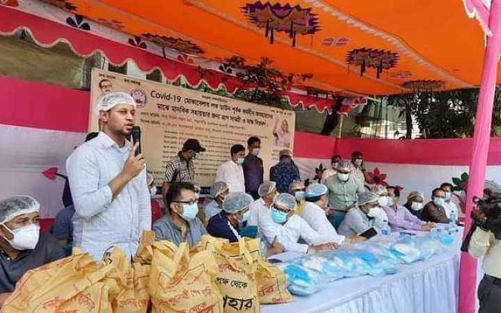 distribution of masks head covers and food items at the initiative of awami swechasebak league in dhaka