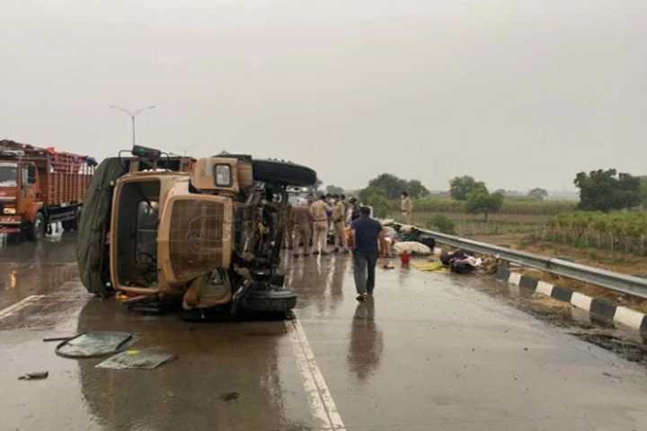 baghpat 15 jawans injured after pac truck overturned uncontrollably major accident on eastern peripheral expressway