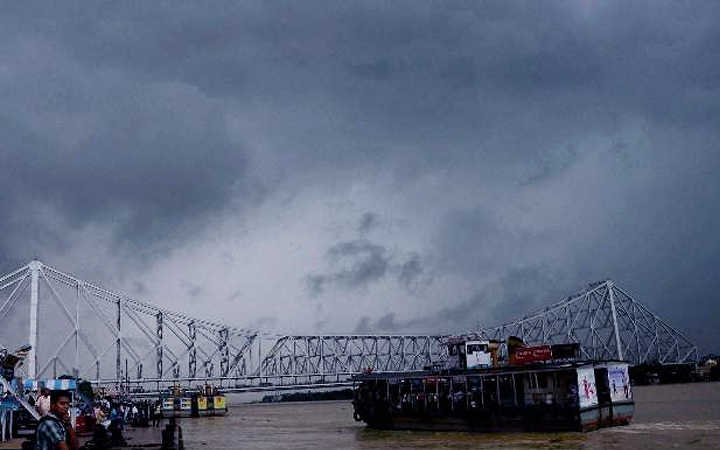 monsoon in bengal the sky has been black since morning with continuous drizzle in kolkata and suburbs