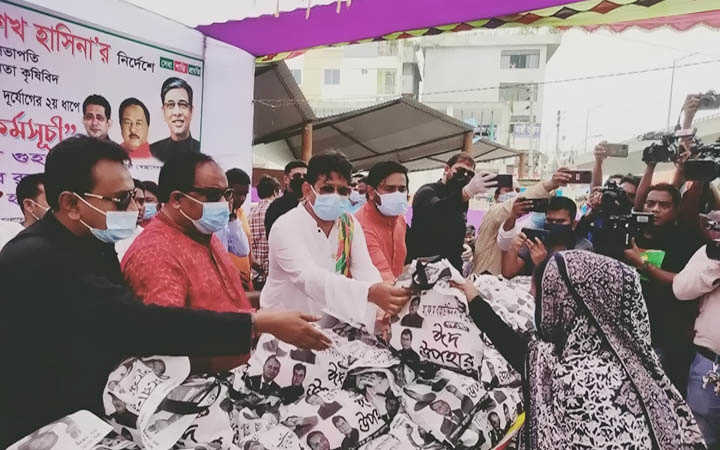 distribution of eid gifts among helpless people at the initiative of swechasebak league in dhaka